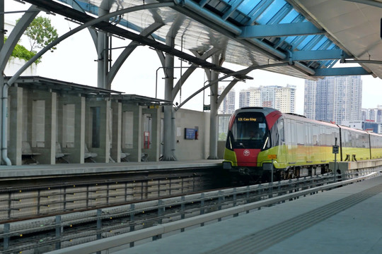 Hà Nội dừng hoạt động tàu điện, xe buýt