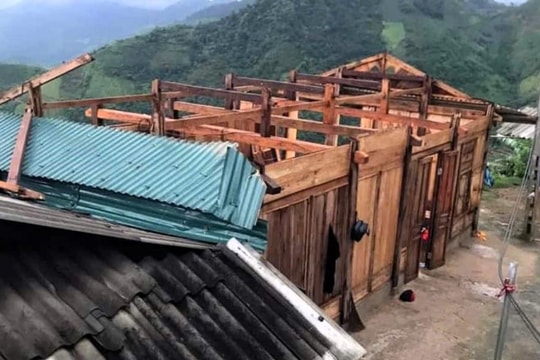 Giông lốc khiến hàng chục căn nhà ở Thanh Hóa bị tốc mái