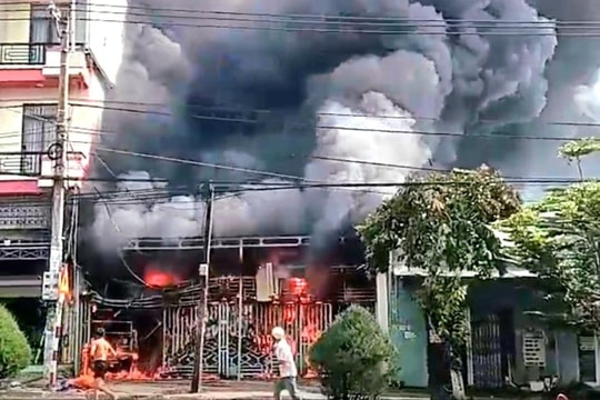 Kon Tum: Cháy lớn tại một cơ sở kinh doanh phòng trà