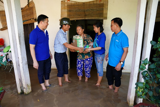 Vinamilk hỗ trợ cho nhiều hộ dân trong vùng ngập lụt kéo dài ở ngoại thành Hà Nội ​
