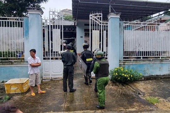 Hơn 22 giờ “nghẹt thở” vận động, khống chế đối tượng cầm 2 dao dọa tự sát