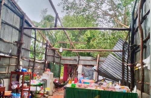 Dông lốc làm sập, tốc mái 38 căn nhà ở Cần Thơ