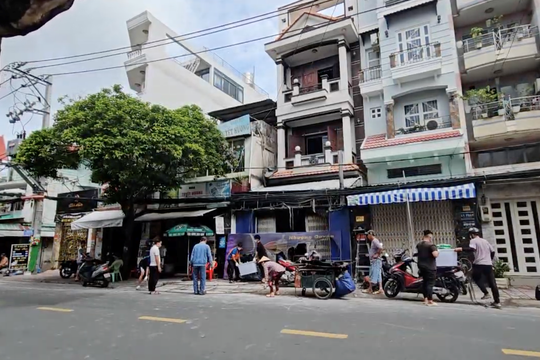 Cháy tầng trệt, người dân leo lên ban công thoát nạn
