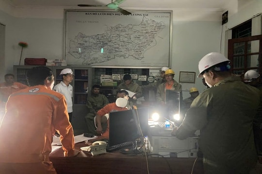 Điện lực miền Bắc trắng đêm khắc phục sự cố điện do bão Yagi