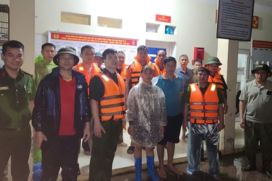 Vượt dòng lũ dữ đưa người phụ nữ mang thai đến nơi an toàn