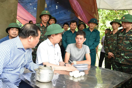 Phó Thủ tướng Hồ Đức Phớc thăm và chia buồn gia đình nạn nhân vụ sạt lở ở Hòa Bình