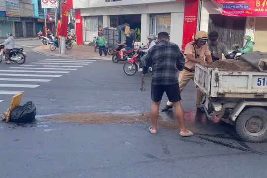 Rải cát chống trơn trượt vì dầu nhớt trên mặt đường