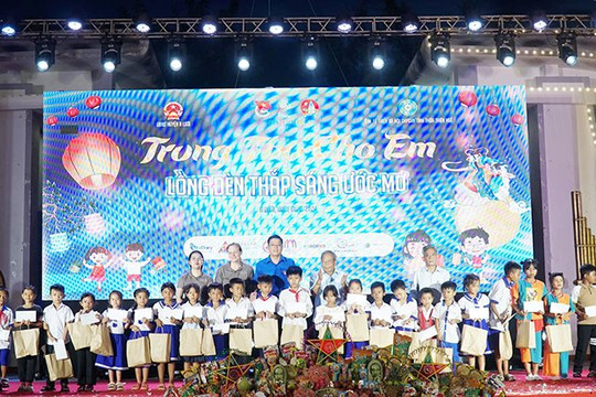 TT-Huế: Lồng đèn thắp sáng ước mơ cho trẻ em vùng núi