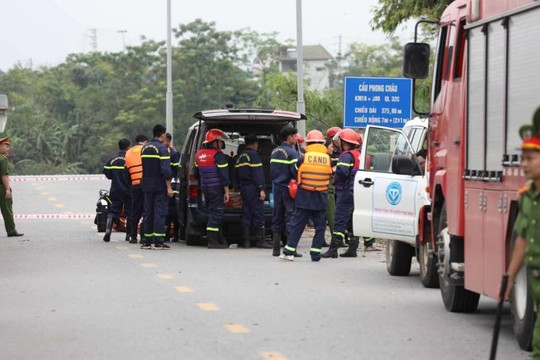10 ô tô, 13 nạn nhân rơi xuống sông do cầu sập
