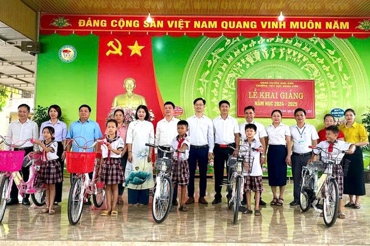 Những chiếc xe đạp nghĩa tình đến với học trò vùng cao
