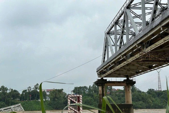 Nguyên nhân ban đầu làm sập cầu Phong Châu