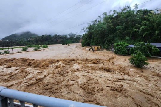 Sau bão, người dân Quảng Ninh lại căng mình chống lũ