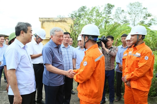 Phó Thủ tướng Thường trực Nguyễn Hòa Bình kiểm tra công tác khắc phục hậu quả sau bão tại Thái Bình, Nam Định