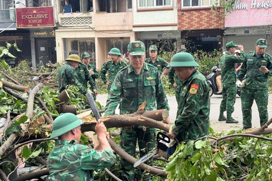 Tình quân - dân trong cơn bão lũ