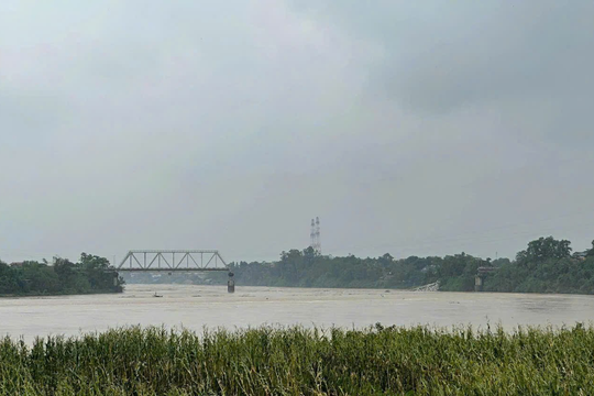 Sập cầu Phong Châu ở Phú Thọ