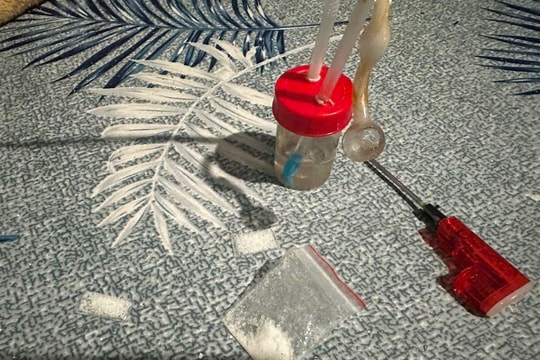 "Ngáo đá" cầm 2 tay 2 dao dọa tự sát