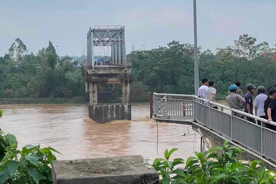 Sập cầu Phong Châu ở Phú Thọ