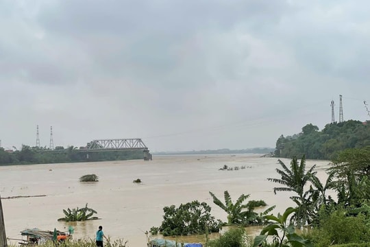 Người thoát nạn kể phút kinh hoàng khi sập cầu Phong Châu