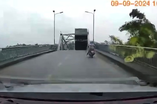 Cận cảnh tài xế thoát cửa tử khi sập cầu Phong Châu