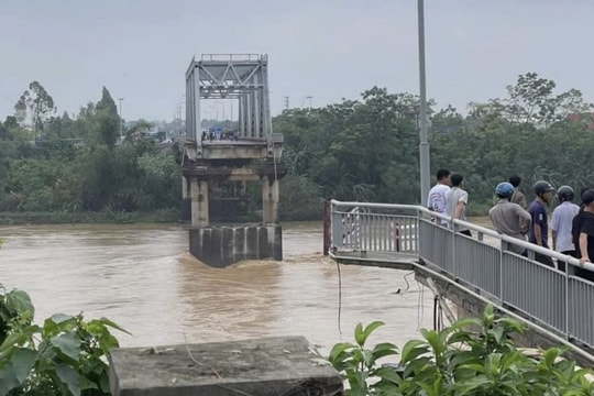 Thủ tướng chỉ đạo tập trung khắc phục sự cố sập cầu Phong Châu