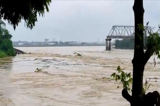 Sập cầu Phong Châu ở Phú Thọ