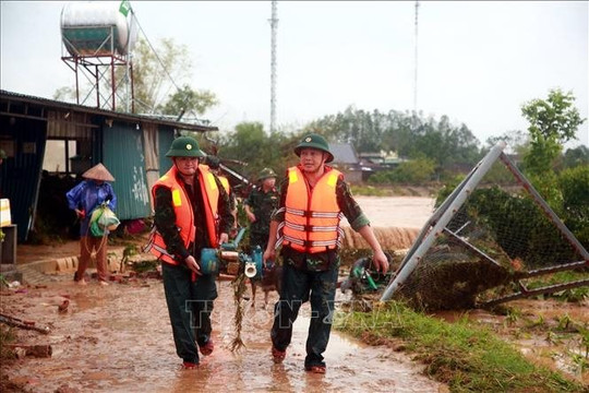 Vỡ tràn nhiều đoạn đê ở Quảng Ninh, 400 nhà bị ngập
