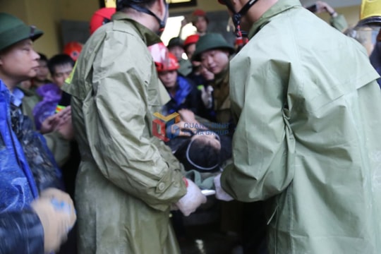 Giải cứu bé gái bị vùi lấp do sạt lở đất