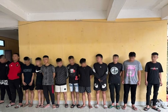 Mang theo dao, vỏ chai bia cà khịa đánh nhau trên đường
