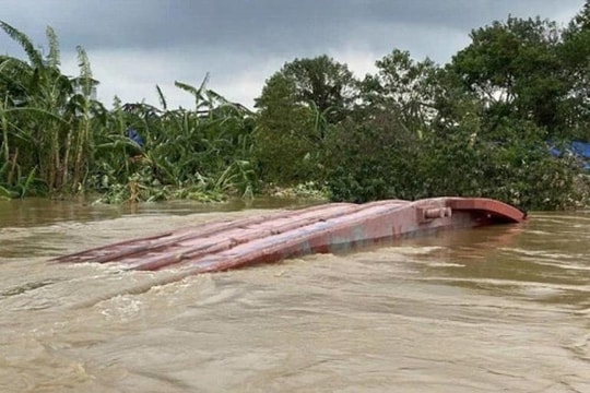 Giải cứu thành công 3 người trên tàu cát bị lật úp ở sông Hồng