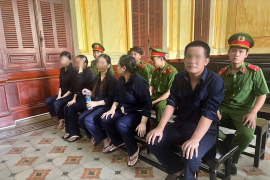 Tiếp tay vận chuyển trái phép hàng hóa từ nước ngoài về Việt Nam