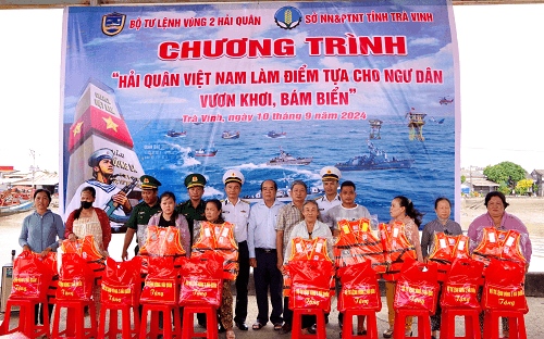 Ấm áp chương trình “Hải quân nhận đỡ đầu con ngư dân”