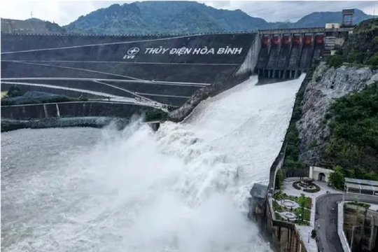 Đóng thêm cửa xả đáy 2 hồ thủy điện Hòa Bình, Tuyên Quang