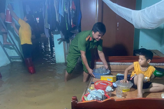 Các lực lượng Thanh Hóa hỗ trợ người dân chạy lũ