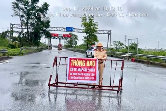 Nước ngập sâu, Hà Nội cấm phương tiện vào cao tốc Pháp Vân - Cầu Giẽ
