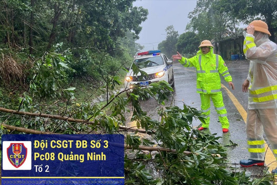 CSGT Quảng Ninh sát cánh cùng người dân khắc phục hậu quả bão, lũ