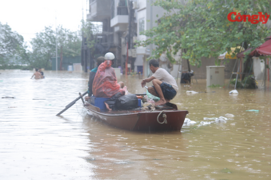 Người dân di chuyển bằng xuồng trên đường tại Hà Nội