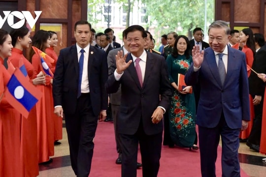 Tổng Bí thư, Chủ tịch nước Lào gặp gỡ cựu quân tình nguyện, chuyên gia, lưu học sinh Việt Nam tại Lào