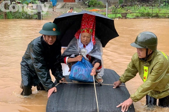 Bão Yagi đi qua mới thấy thắm đượm tình quân dân Quảng Ninh
