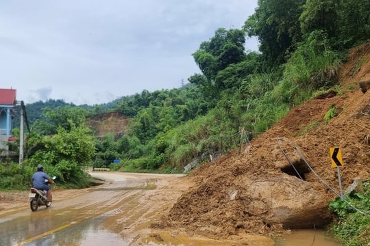 Nguy cơ sạt lở đất ở Thanh Hoá, hàng chục hộ dân phải di dời khẩn cấp