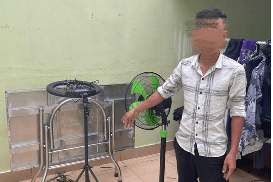 Tóm cặp nam nữ lợi dụng mưa bão để "hôi của"