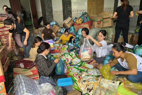 Người dân Thanh Hóa chung tay ủng hộ đồng bào bão lũ