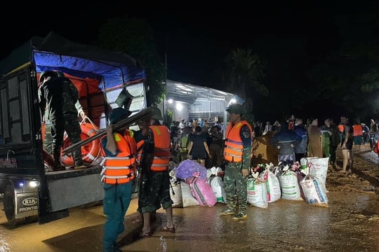 Vỡ một đoạn đê sông Lô ở Tuyên Quang