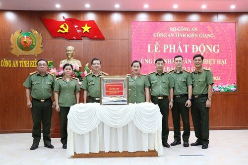 Công an Kiên Giang ủng hộ đồng bào bị ảnh hưởng bão số 3