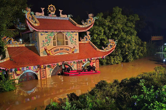 Một người đuối nước lúc lũ sông Lô lên cao