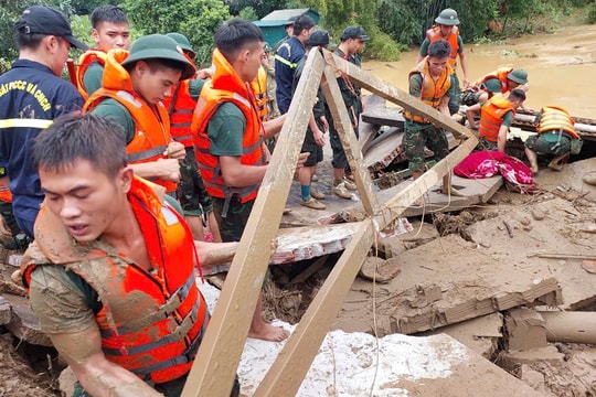 300 cán bộ, chiến sĩ Quân khu 2 tìm kiếm nạn nhân sạt lở đất ở làng Nủ