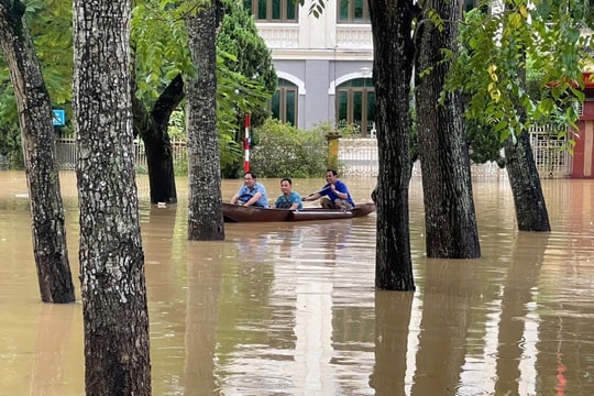 Vỡ đê sông Lô, nhiều nơi tại thành phố Tuyên Quang ngập trong biển nước