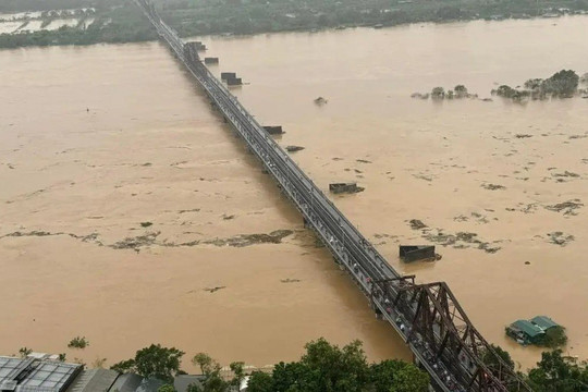 Lũ trên sông Hồng ở Hà Nội vượt báo động 2, cảnh báo độ rủi ro thiên tai cấp 2