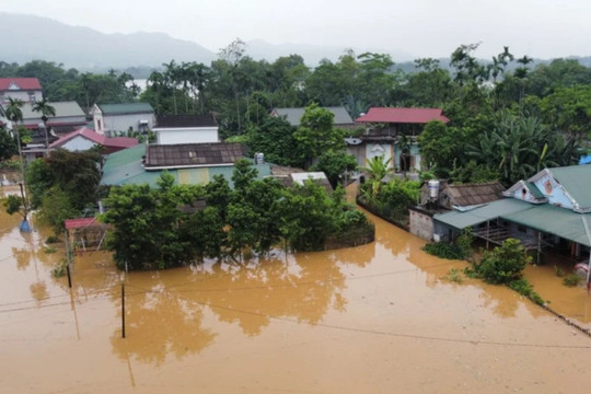 Phú Thọ: Nước lũ tràn đê, sơ tán dân ở thị trấn Hạ Hòa