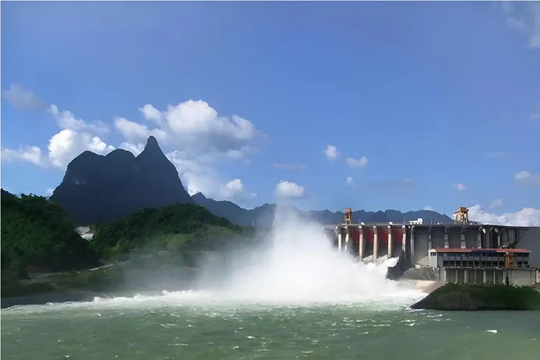 Đóng thêm 2 cửa xả lũ tại Thủy điện Hòa Bình và Tuyên Quang