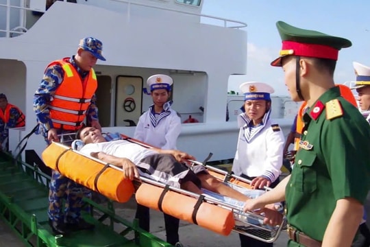 Trung tâm y tế thị trấn Trường Sa cứu sống ngư dân bị tai nạn lao động